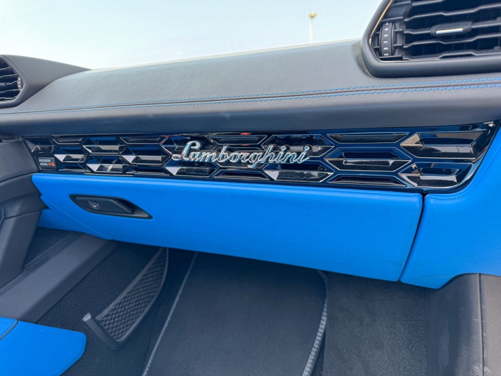 Metallisch zilver Lamborghini Huracan Evo Spyder 2023