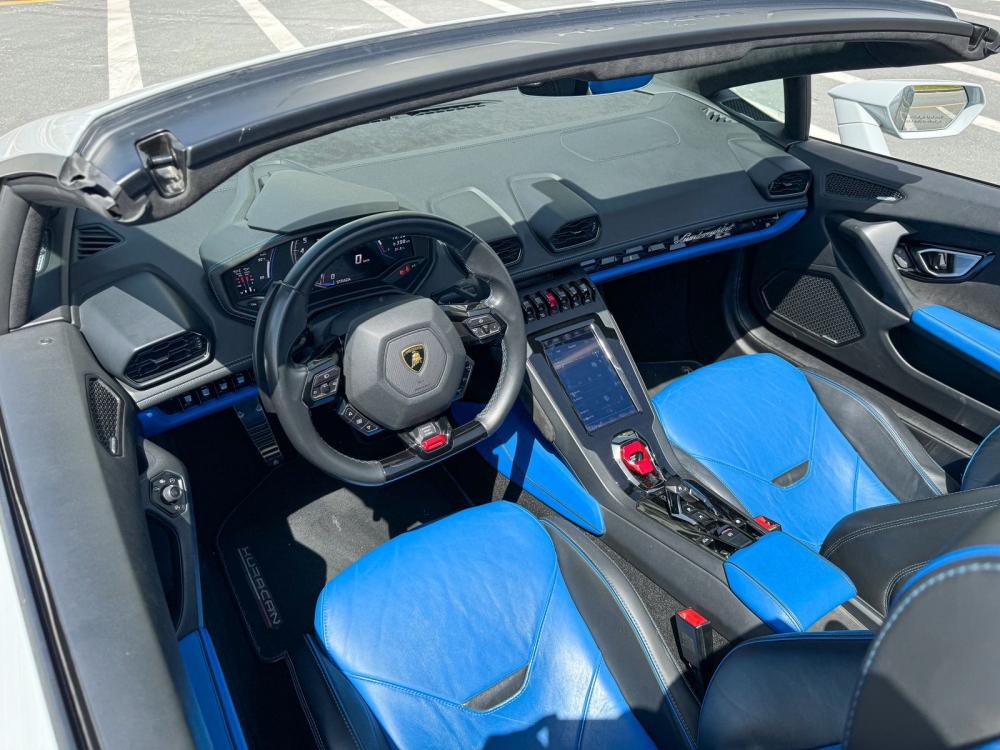 Silbermetallic Lamborghini Huracan Evo Spyder 2023