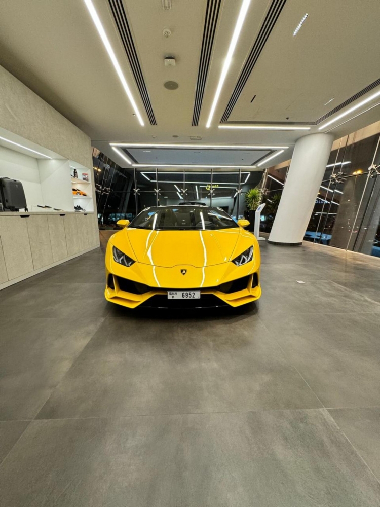 Sarı Lamborghini Huracan Evo Spyder 2023
