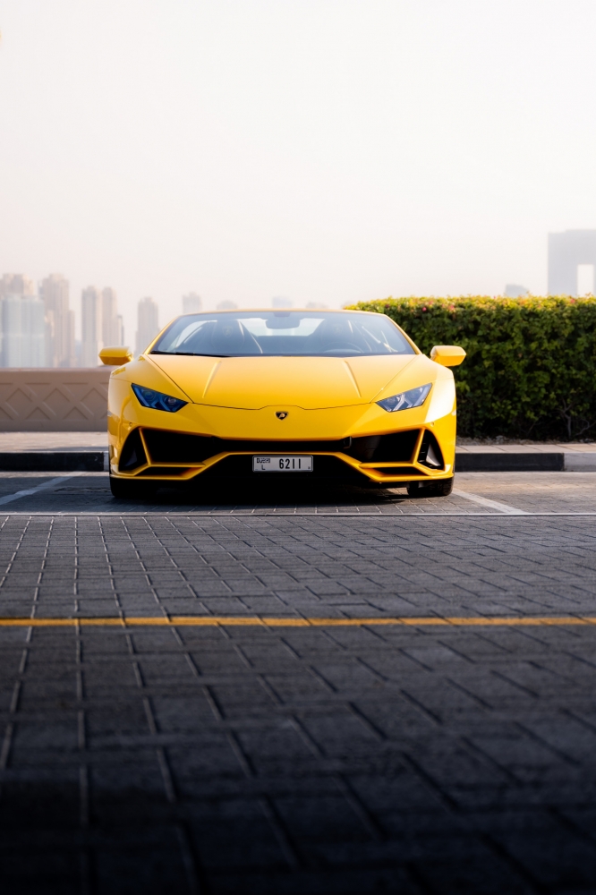 Sarı Lamborghini Huracan Evo Spyder 2024