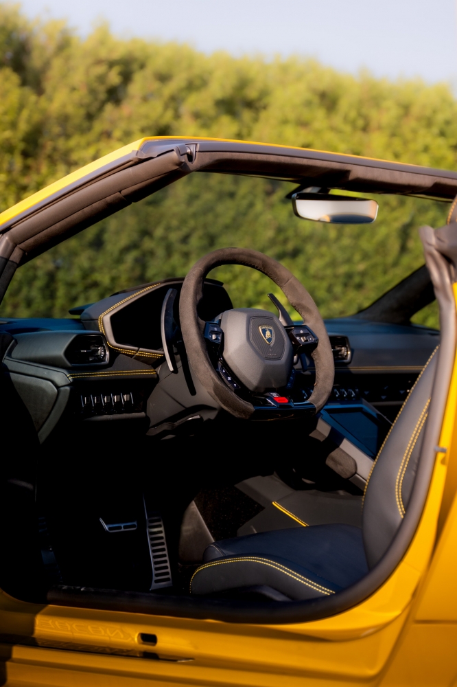 Geel Lamborghini Huracan Evo Spyder 2024