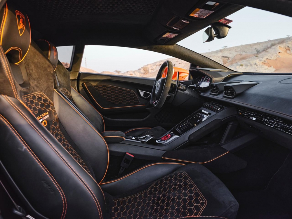 Оранжевый Lamborghini Huracan Evo Coupe 2021