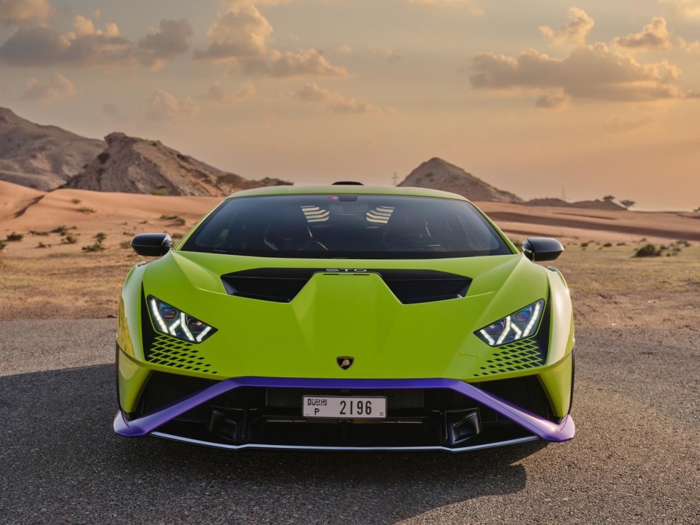 Licht groen Lamborghini Huracan STO 2022