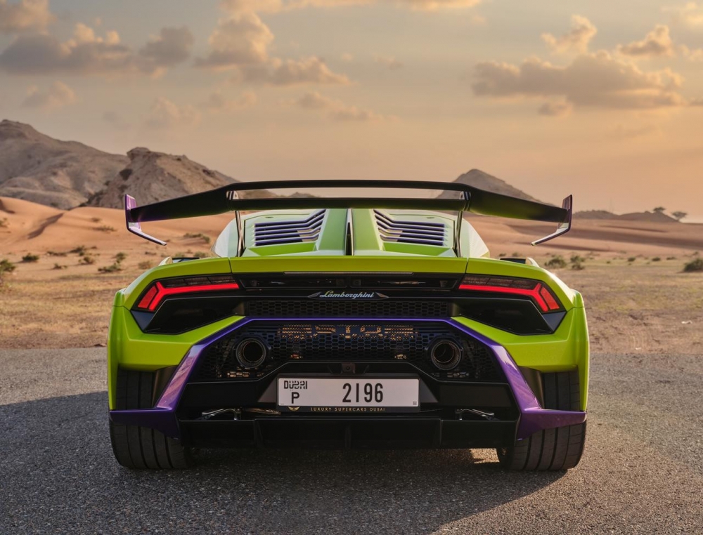 Hellgrün Lamborghini Huracan STO 2022