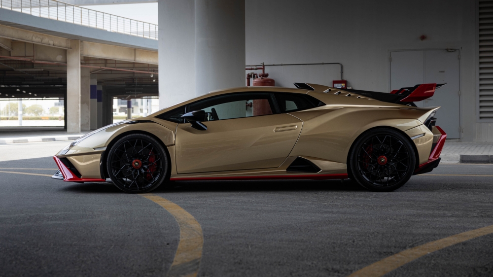 Golden Lamborghini Huracan STO 2022