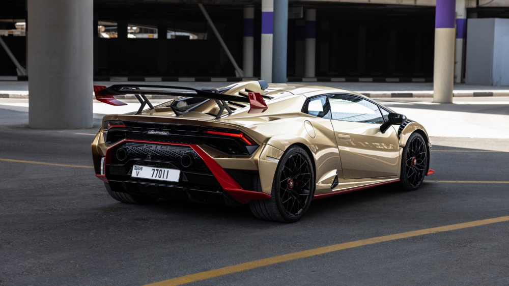Golden Lamborghini Huracan STO 2022
