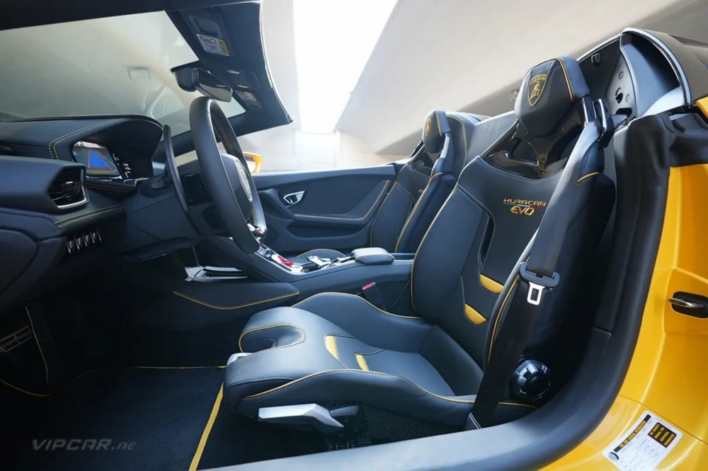 黄色的 兰博基尼 Huracan Evo 轿跑车 Spyder 2024年