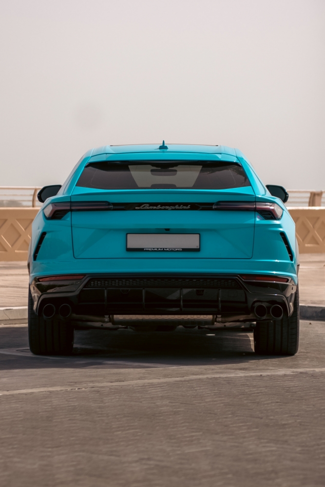 Mavi Lamborghini Urus Akrapoviç 2022