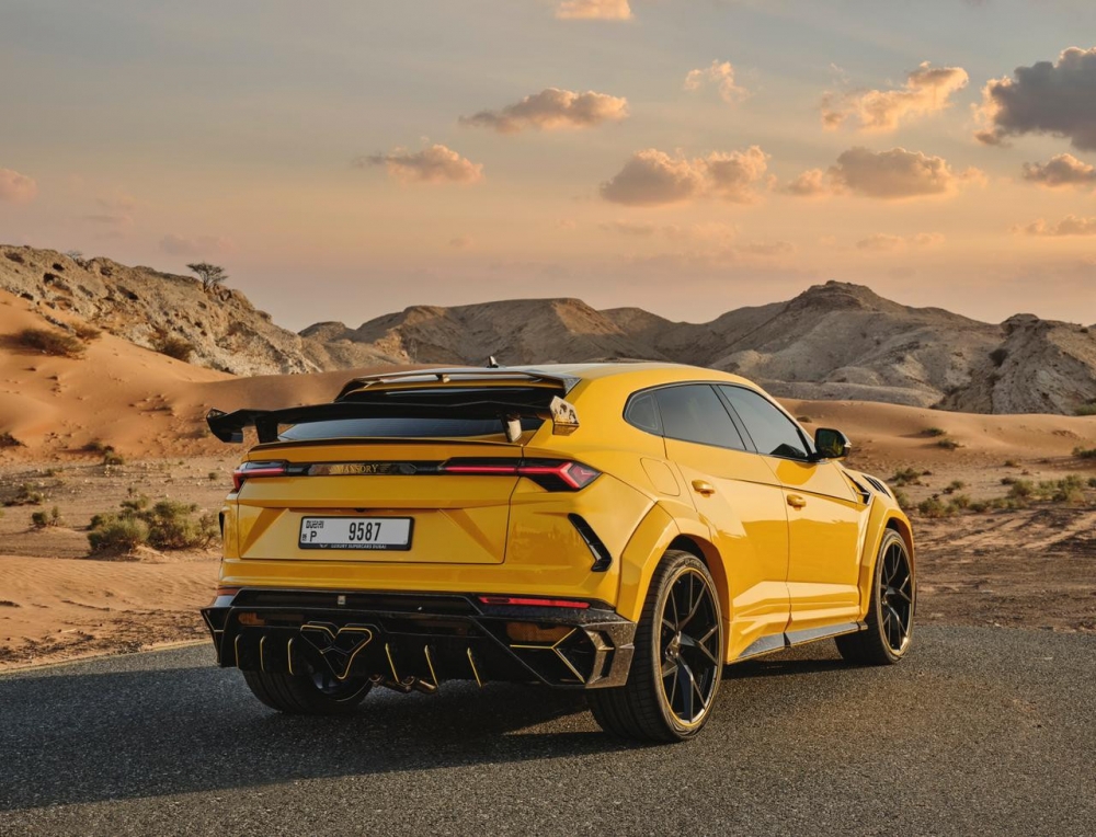 Geel Lamborghini Urus Mansory 2021