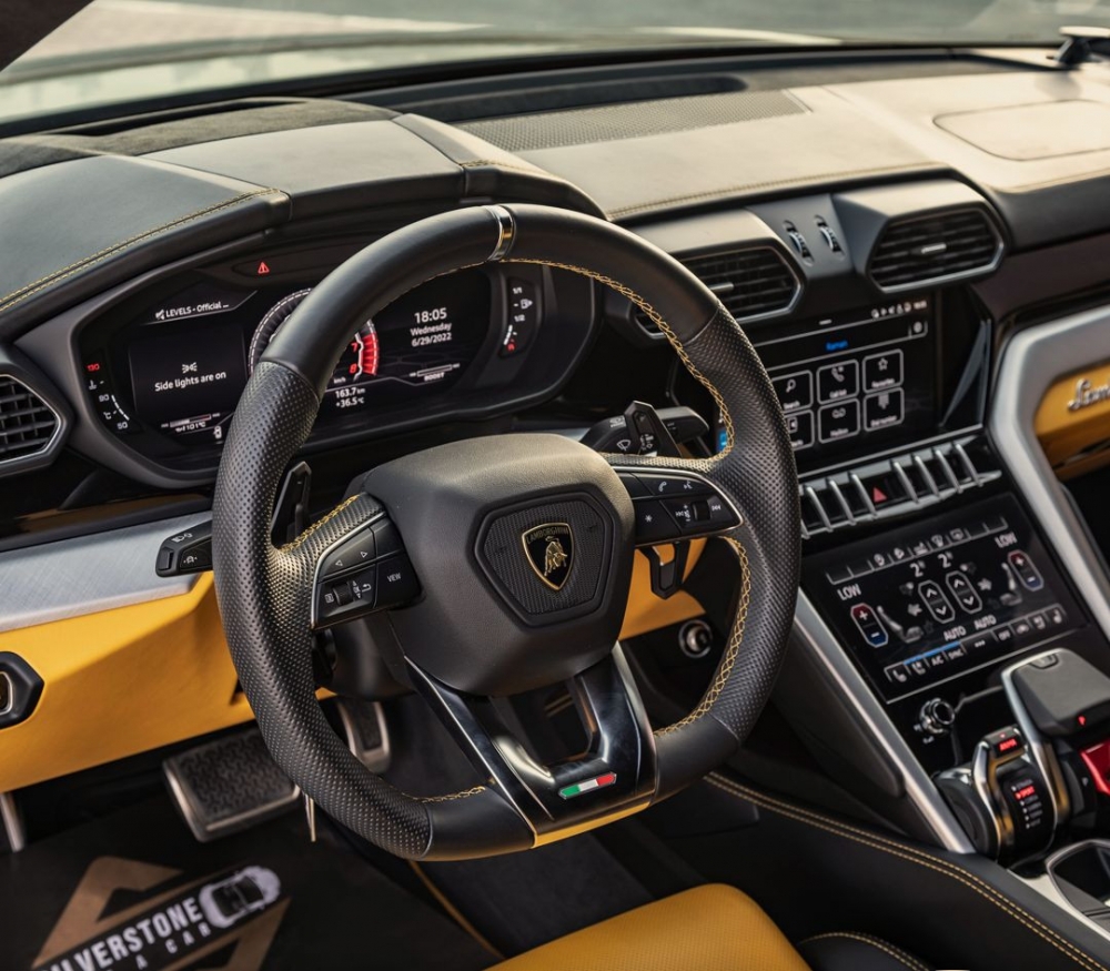 Black Lamborghini Urus Pearl Capsule 2021
