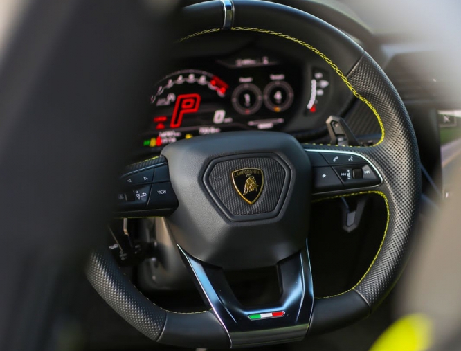 zwart Lamborghini Urus Pearl-capsule 2022