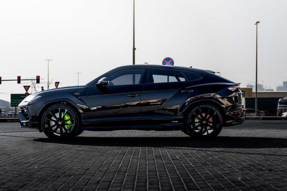 zwart Lamborghini Urus S 2024