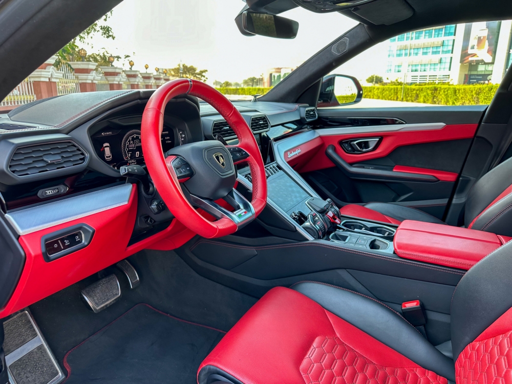 Red Lamborghini Urus 2021