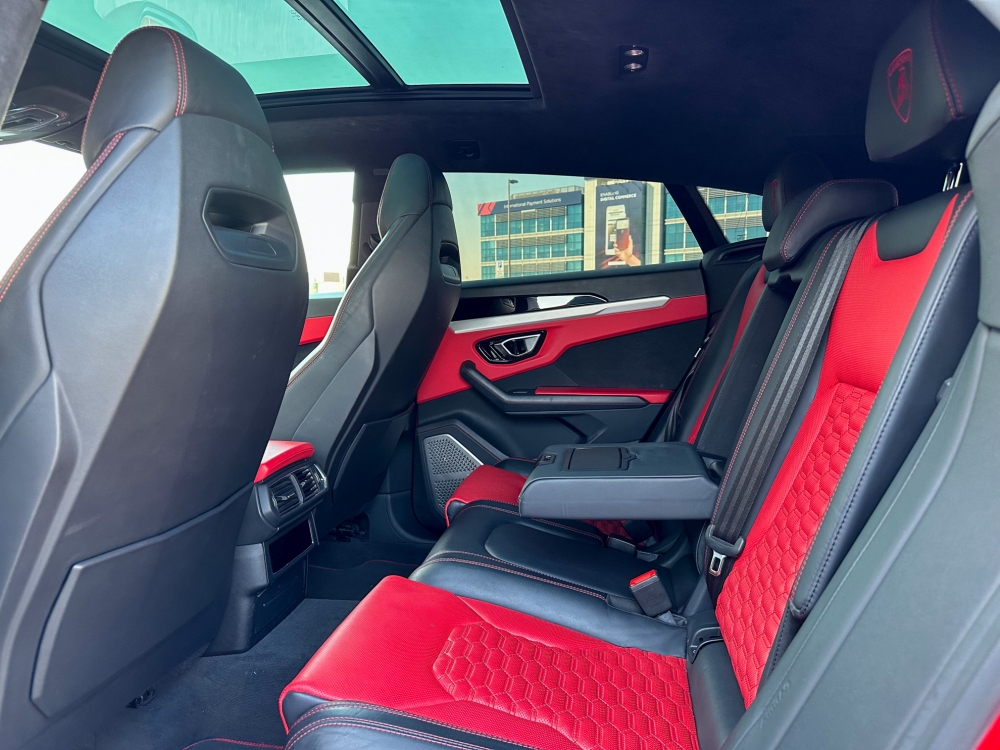 Rot Lamborghini Urus 2021