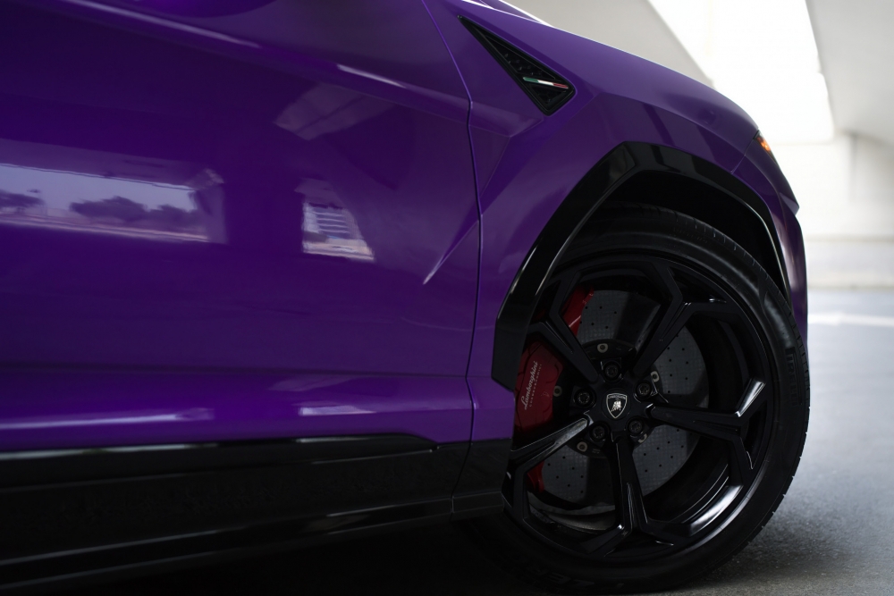 Violett Lamborghini Urus 2020
