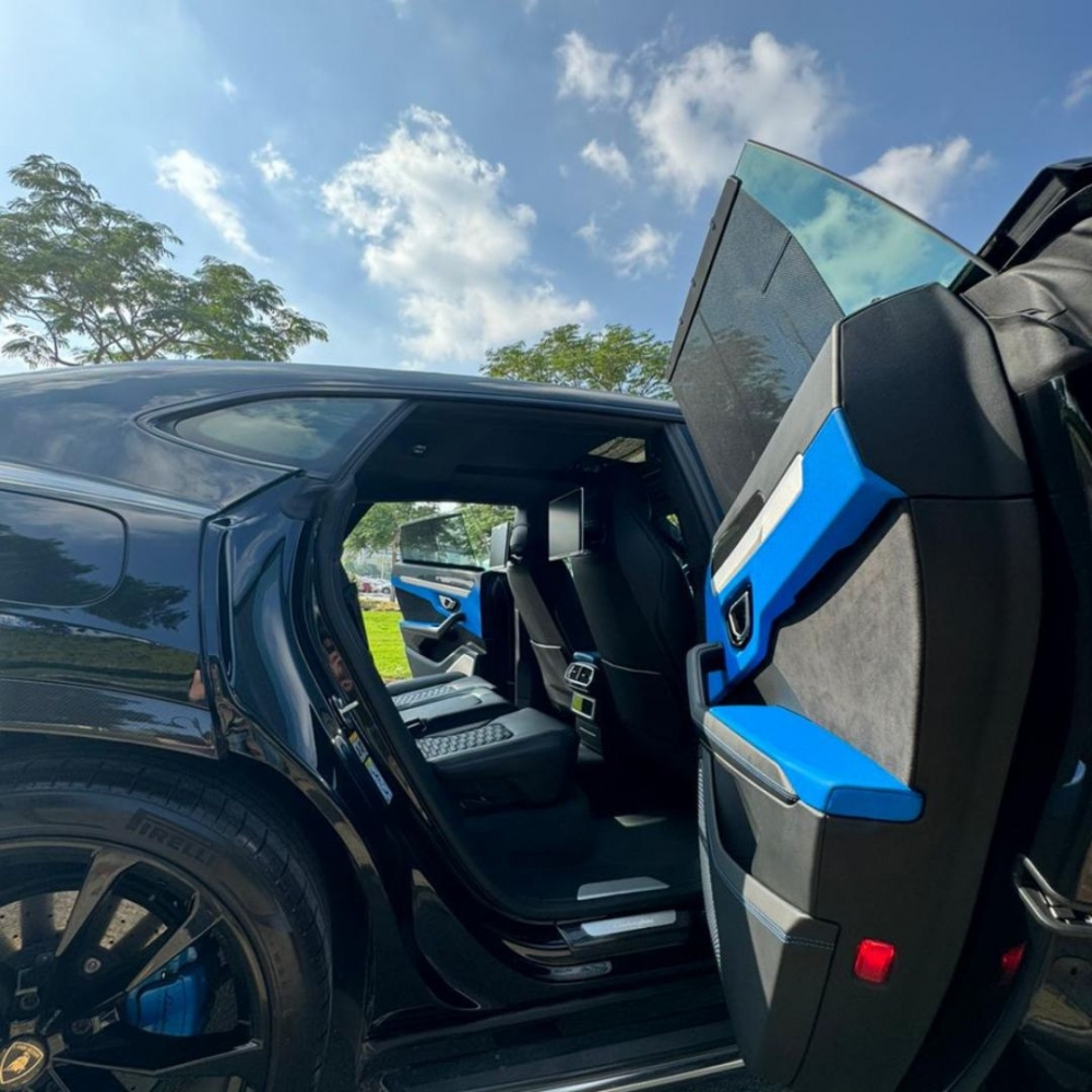 zwart Lamborghini Urus 2020