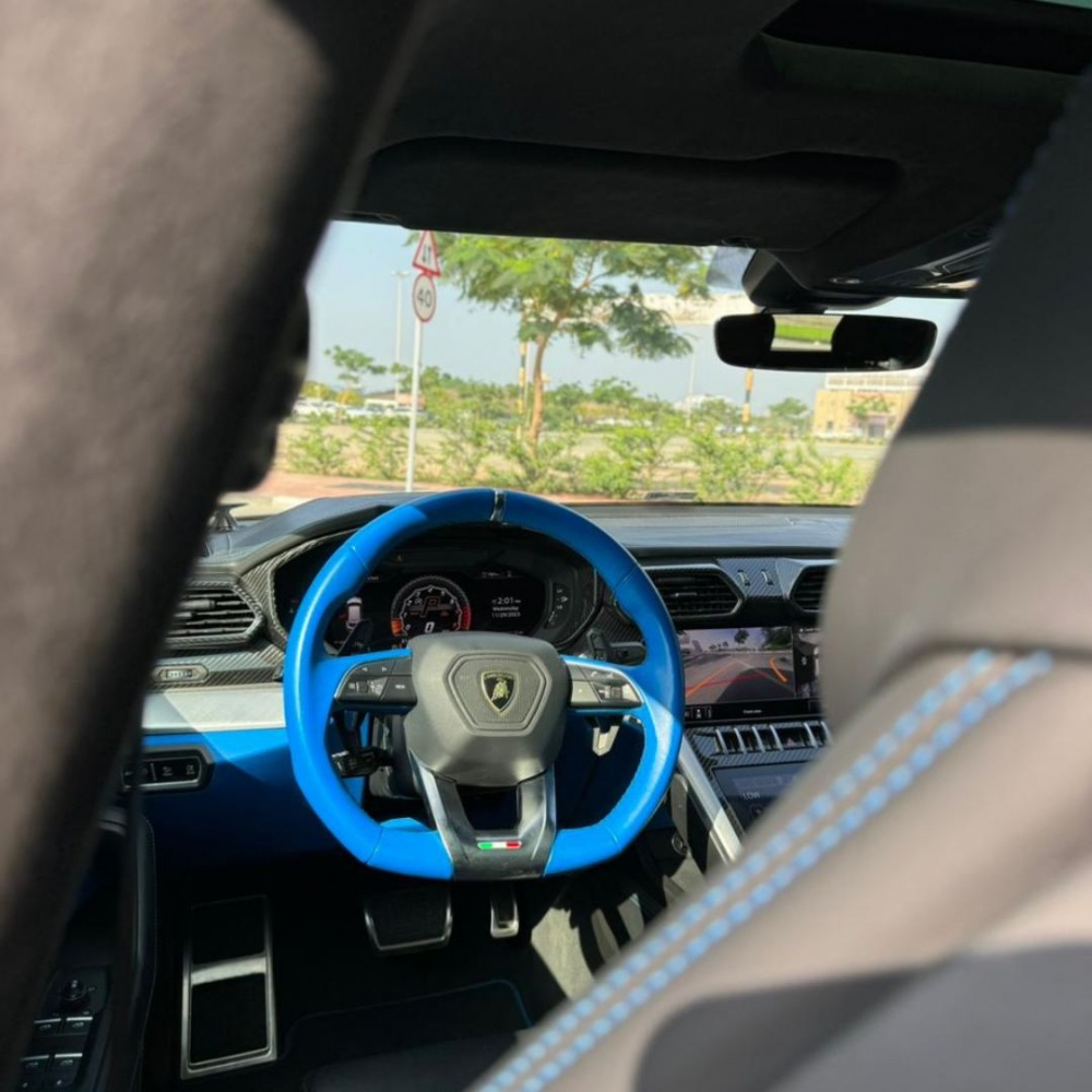 Schwarz Lamborghini Urus 2020