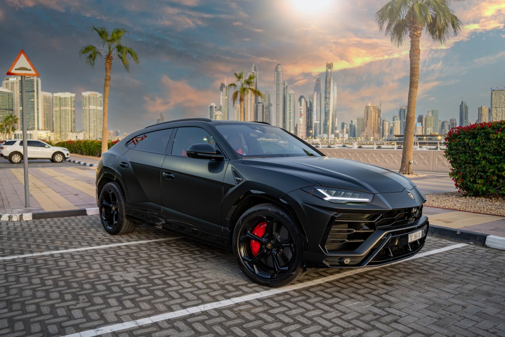 Mat siyah Lamborghini Urus 2020