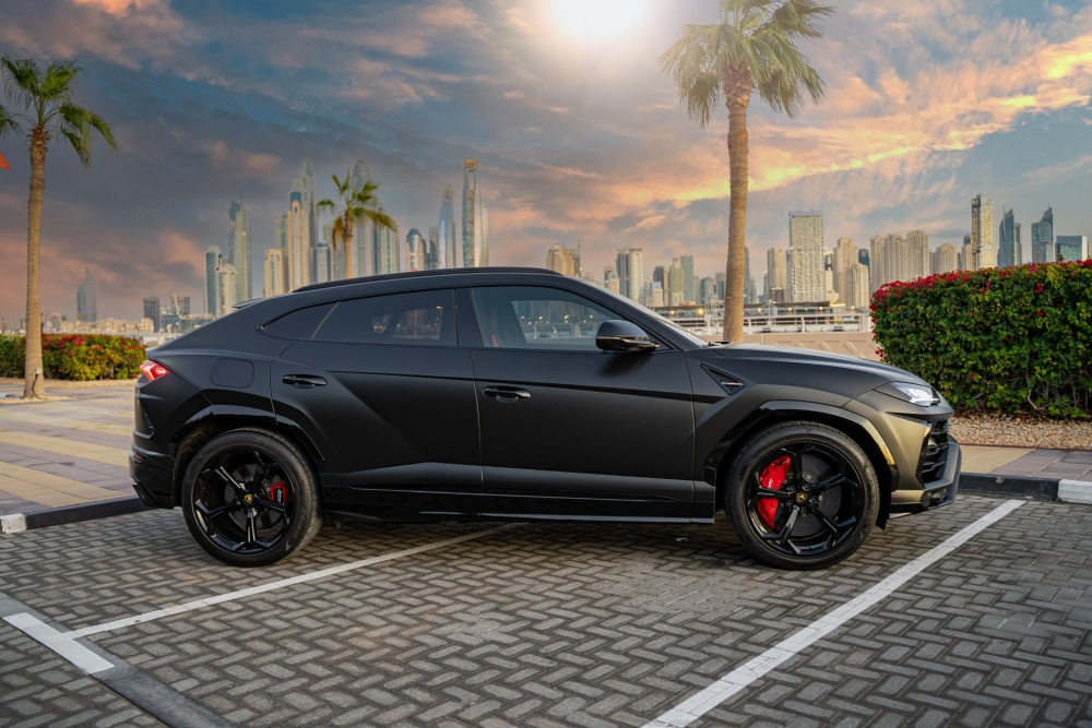 Mat siyah Lamborghini Urus 2020