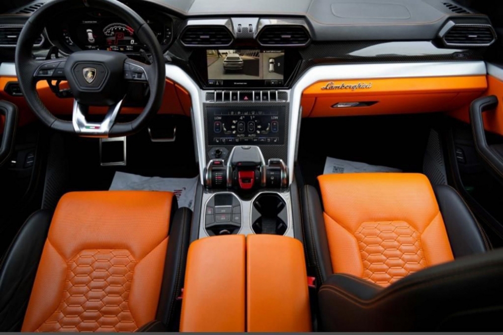 Mattgrau Lamborghini Urus 2020
