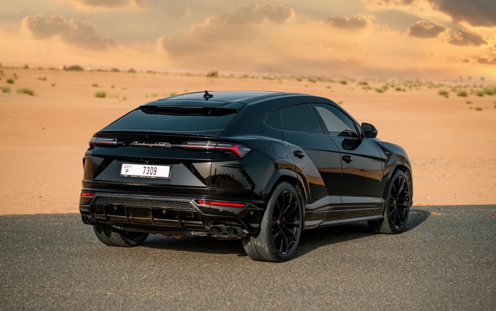 Siyah Lamborghini Urus 2021