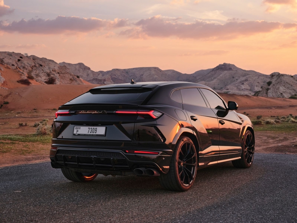 Siyah Lamborghini Urus 2021