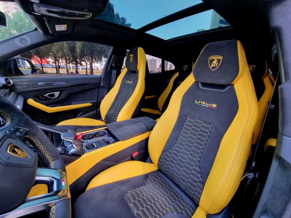 Geel Lamborghini Urus Pearl-capsule 2022