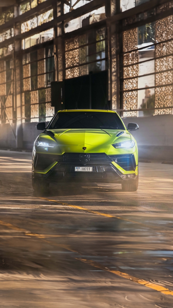 Yeşil Lamborghini Urus 2023