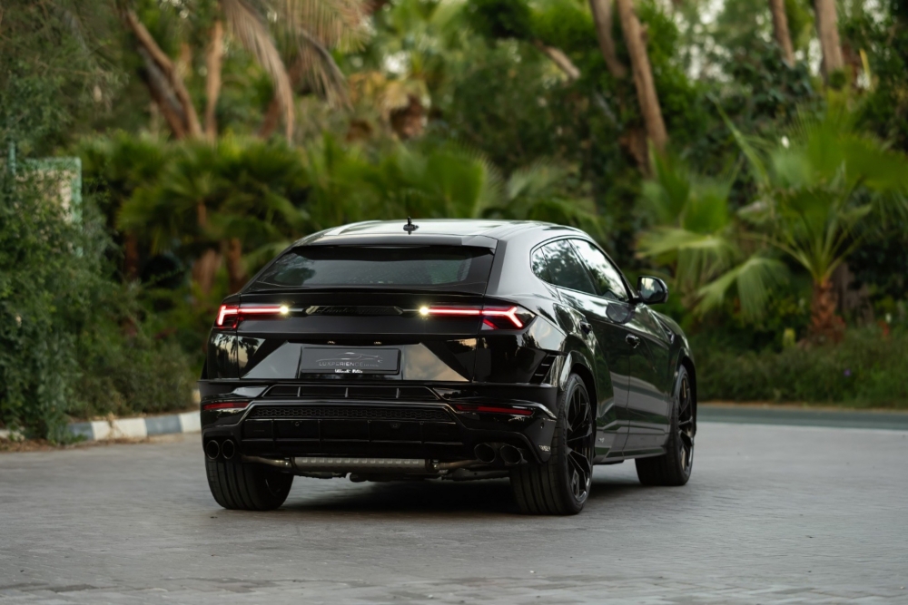 Siyah Lamborghini Urus 2023