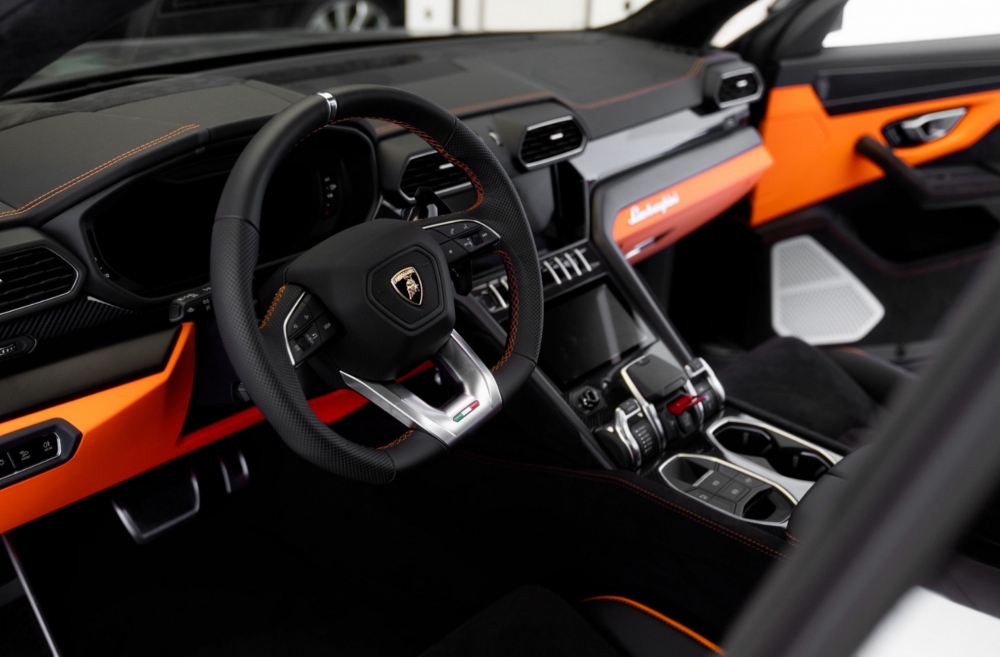 Schwarz Lamborghini Urus 2023