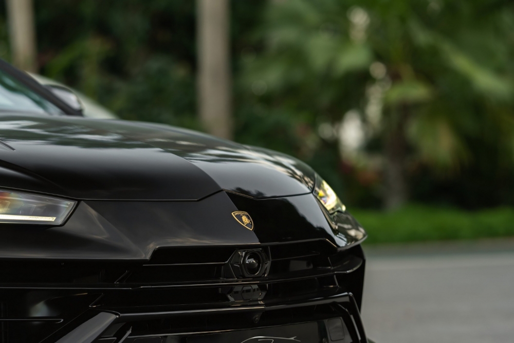 Negro Lamborghini Urus 2023