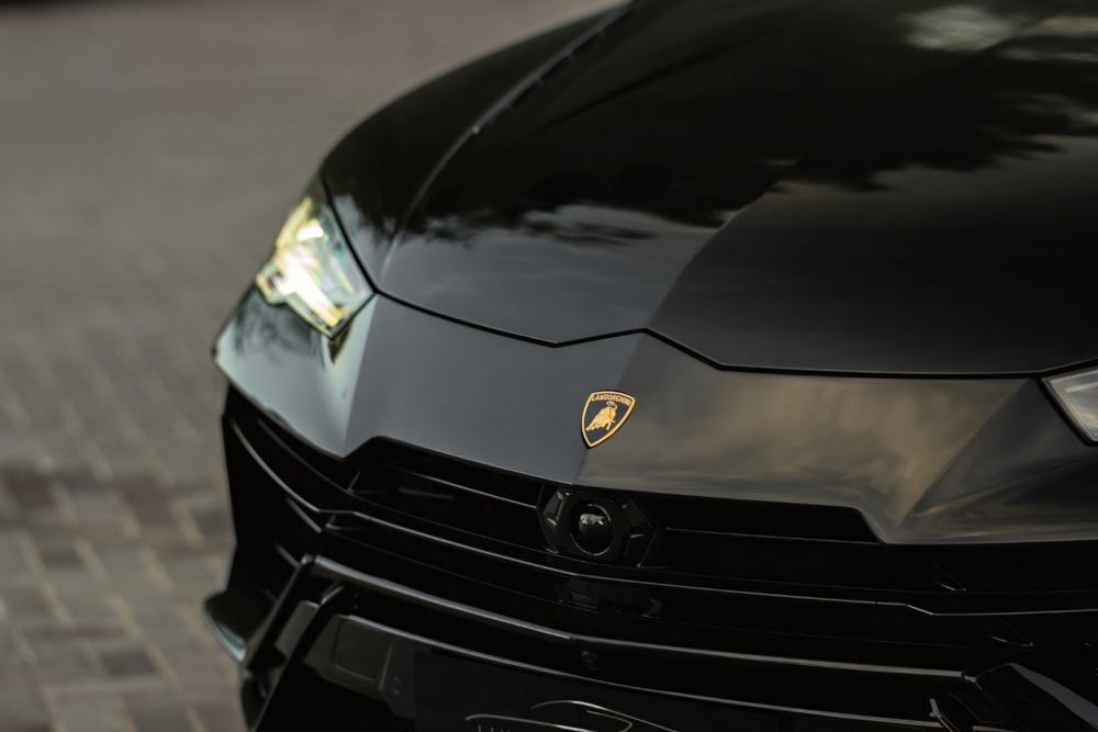 Siyah Lamborghini Urus 2023