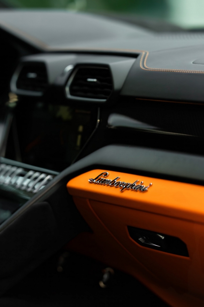 Schwarz Lamborghini Urus 2023