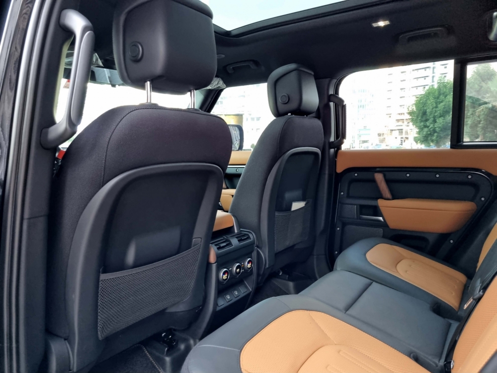 Черный Land Rover Защитник X V6 2023 год