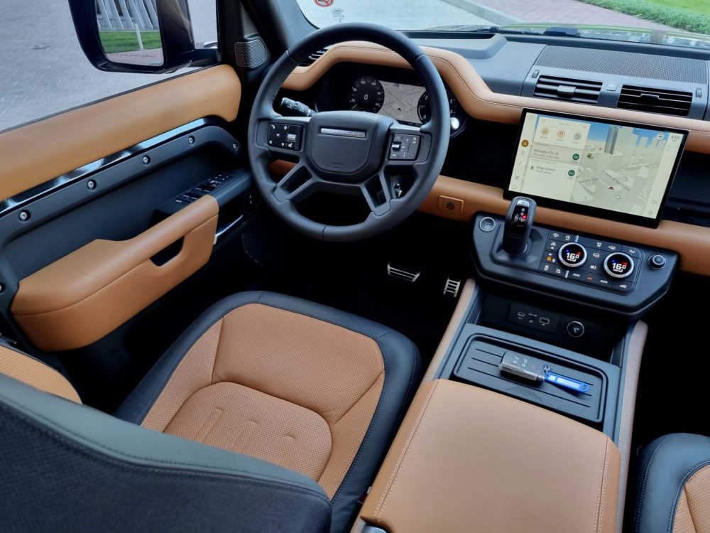 Черный Land Rover Защитник X V6 2023 год