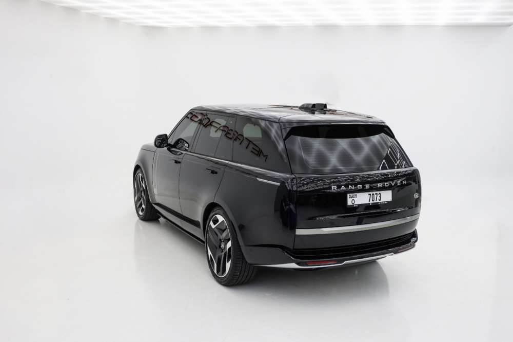 Черный Land Rover Range Rover HSE V8 2023