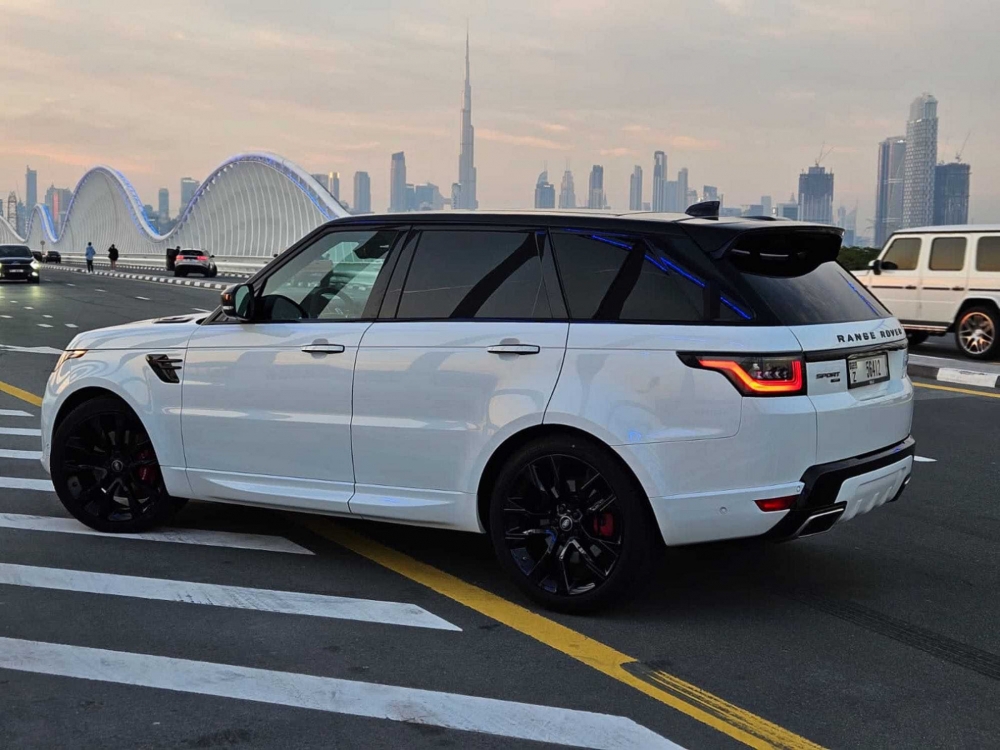 Белый Land Rover Рендж Ровер Спорт ХСТ 2021 год