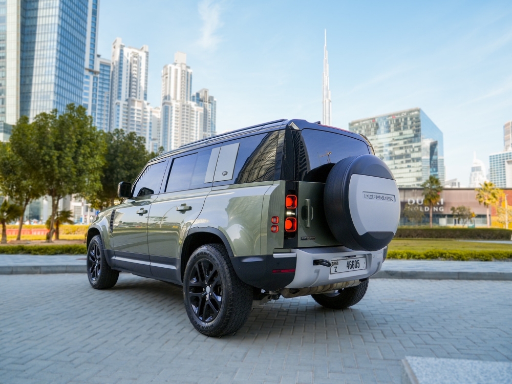 Зеленый Land Rover Защитник V6 2020 год
