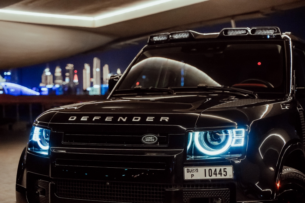 Black Land Rover Defender V6 2020