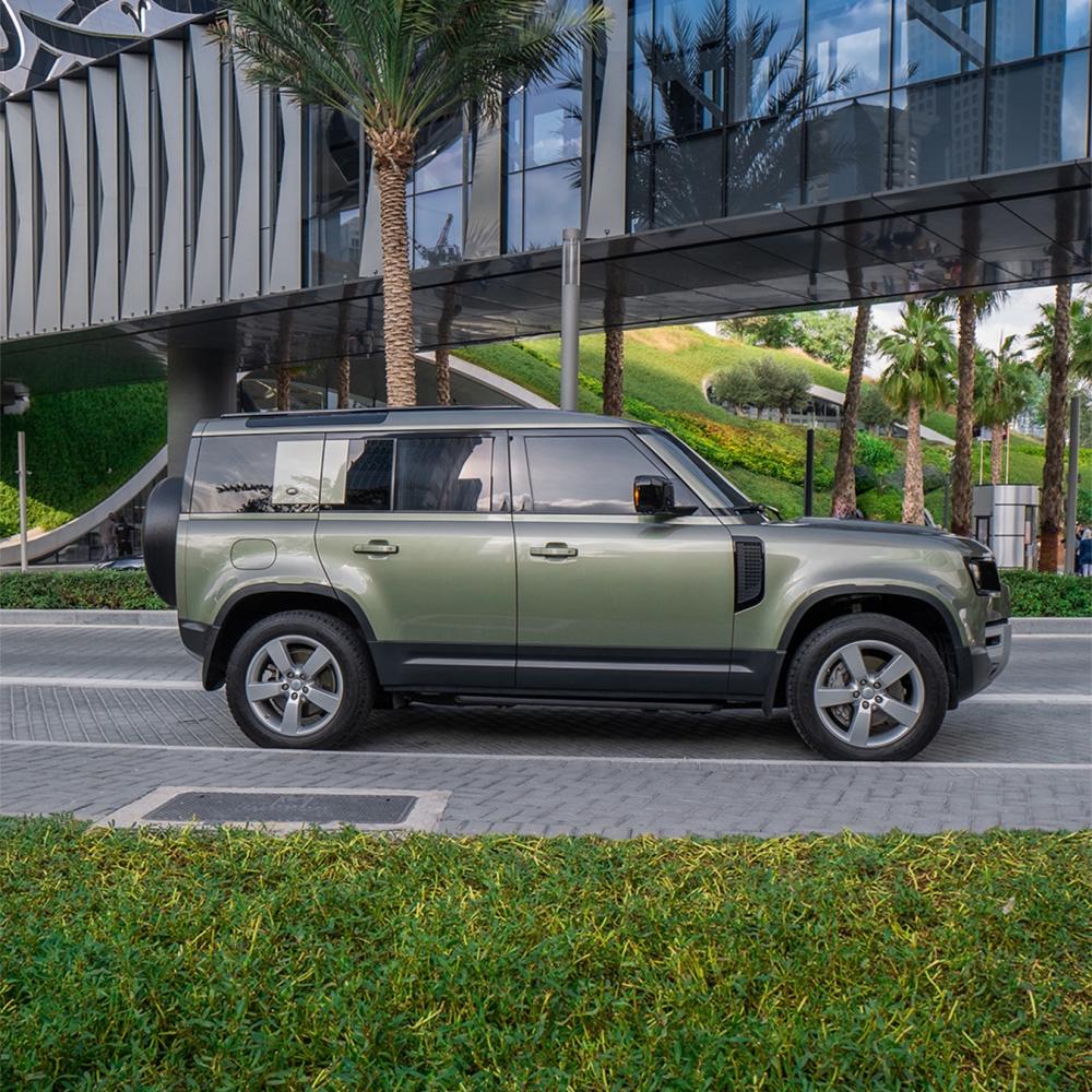Зеленый Land Rover Защитник V6 2022 год