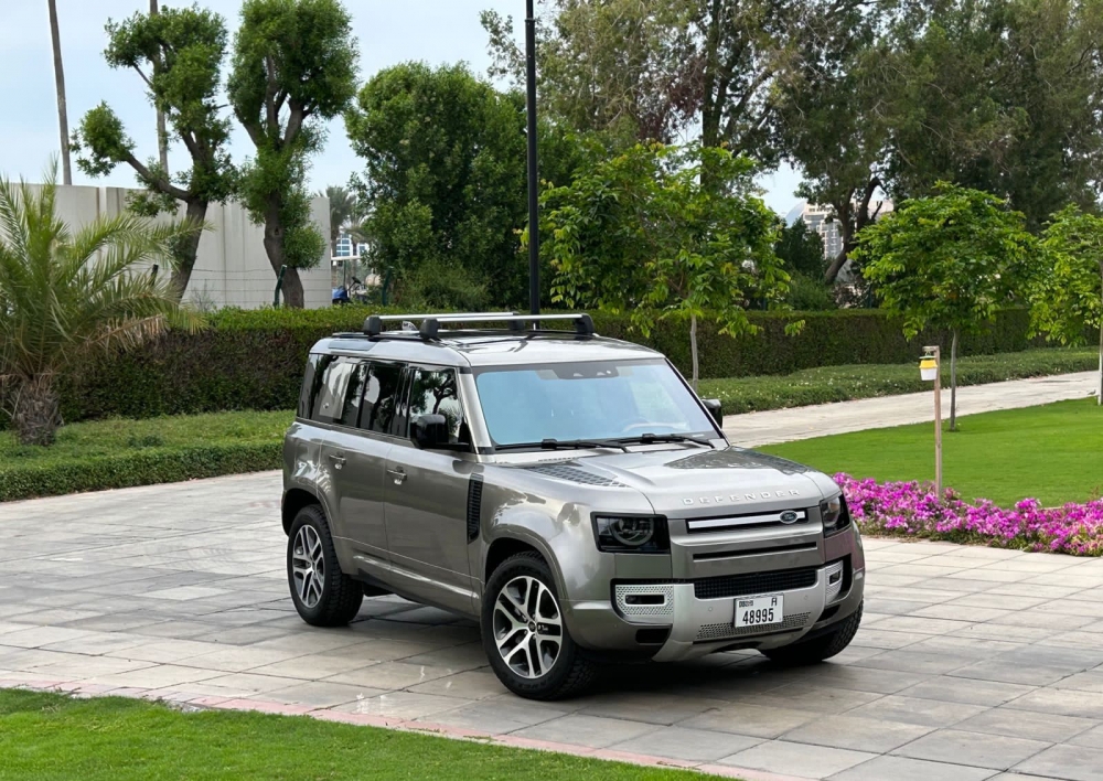 Серый Land Rover Защитник XS V6 2022 год