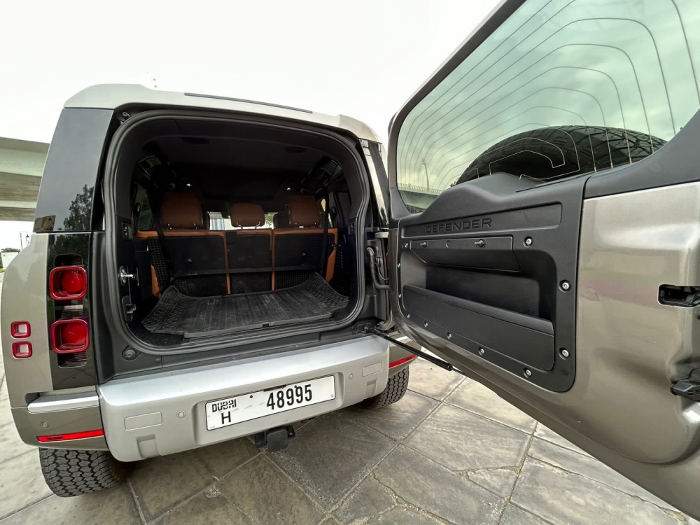 Серый Land Rover Защитник XS V6 2022 год