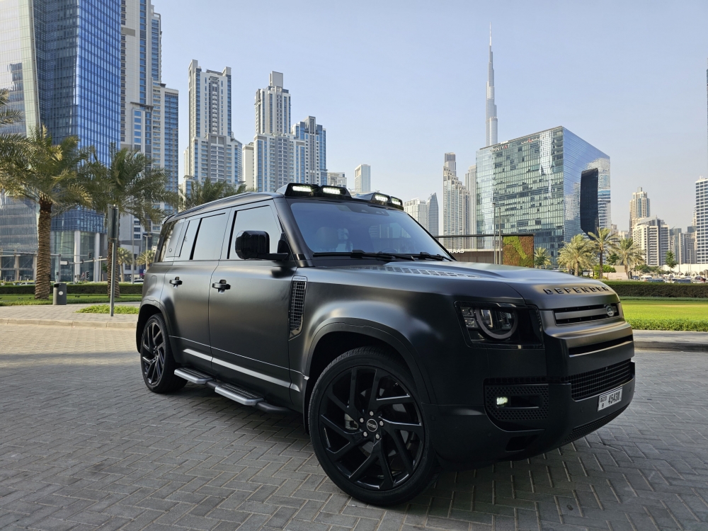 Темно-серый Land Rover Защитник V6 2022 год