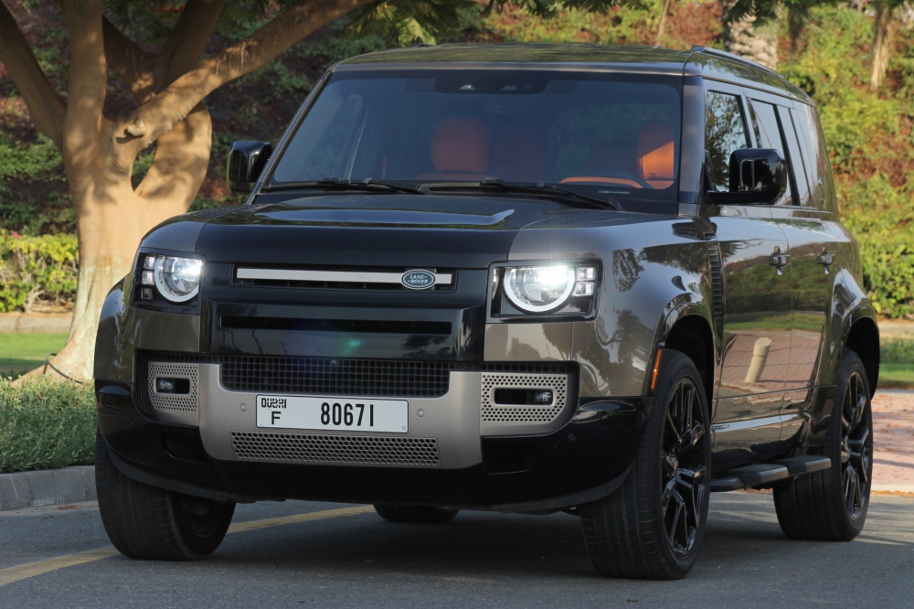 Black Land Rover Defender V6 2022