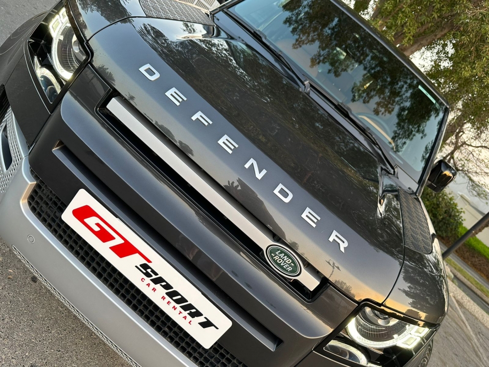 Black Land Rover Defender V6 2023