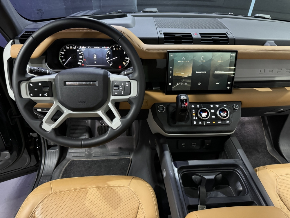 Черный Land Rover Защитник V6 2023 год