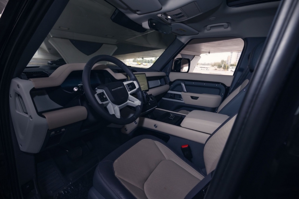 Черный Land Rover Защитник V6 2024 год