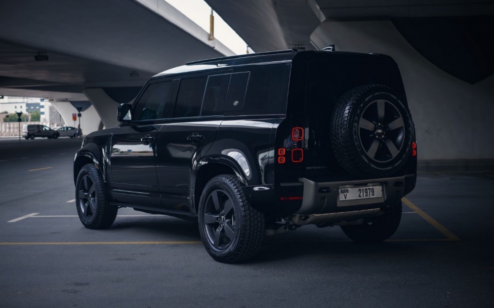 Черный Land Rover Защитник V6 2024 год