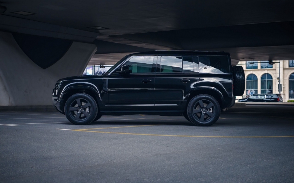 Black Land Rover Defender V6 2024