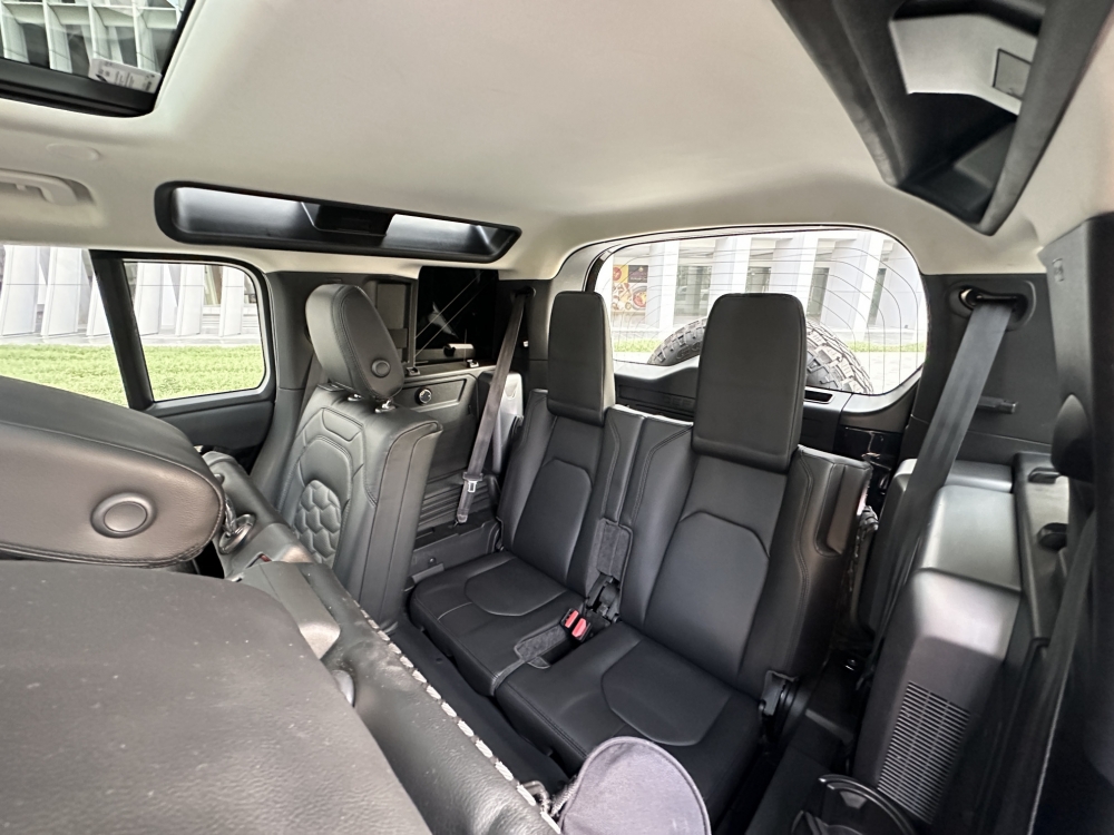 Матовый черный Land Rover Защитник XS V6 2022 год